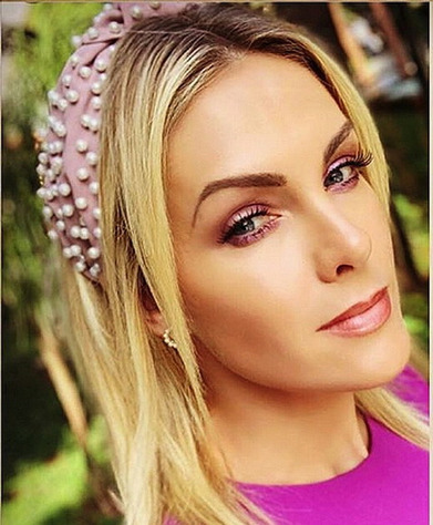 Famosas que apostam em tiaras