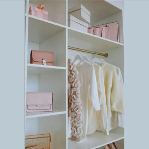 Leia mais sobre o artigo O Armário Cápsula Clássico: Simplificando a Moda com Peças Eternas!