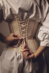 A evolução do corset por décadas